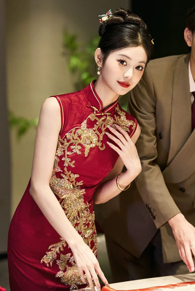Beth and Brian Qipao-GR Sleeveless, floral embroidery, wedding red midi Cheongsam