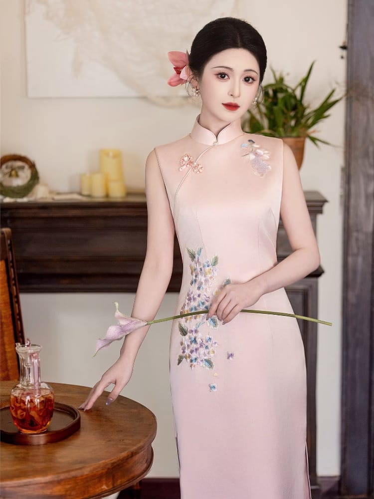 Beth and Brian Qipao-LSB Chloe Floral Embroidery Sleeveless Cheongsam