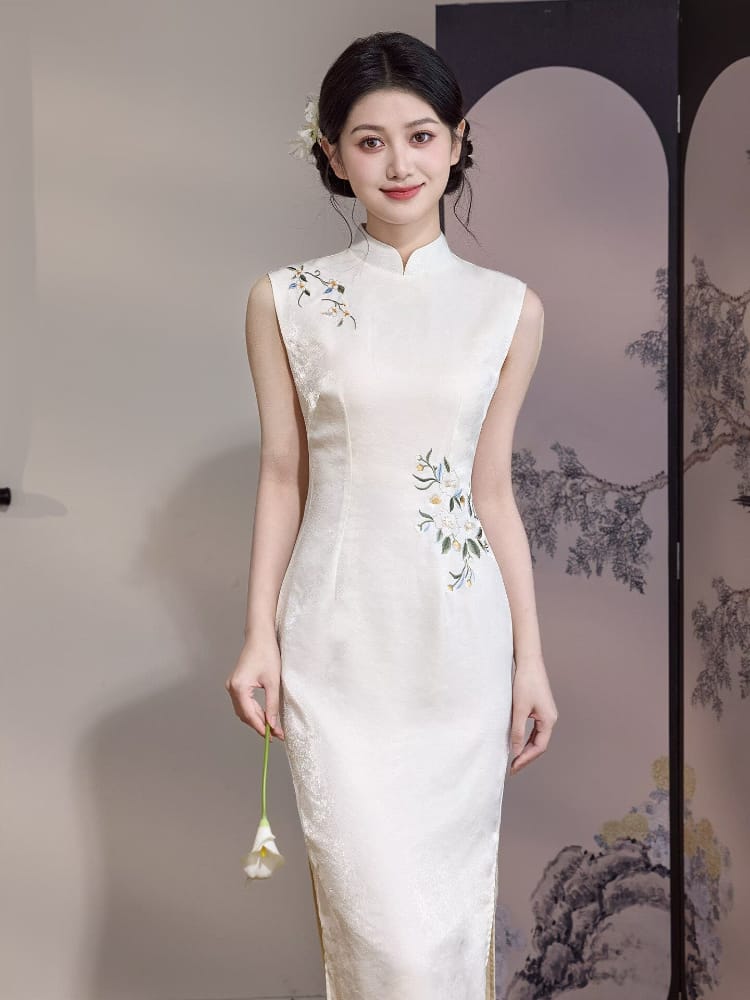Beth and Brian Qipao-LSB Ivy Beige Sleeveless Floral Embroidery Midi Cheongsam